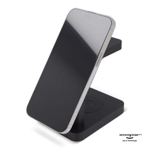 Mit diesem kabellosen 3-in-1-Ladegerät können Sie mehrere Geräte gleichzeitig aufladen. Die magnetische Ladefläche hält Ihr MagSafe-fähiges iPhone in Position. Darüber hinaus kann das Ladepad jedes Qi-fähige Gerät aufladen.