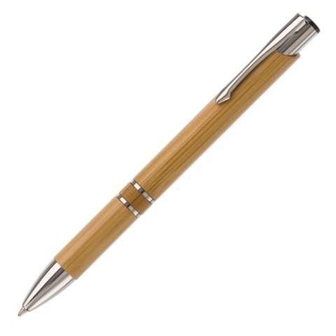 Kugelschreiber aus Bambus mit Metallclip und metallisierter Spitze. Der Kugelschreiber hat eine schwarzschreibende Mine.