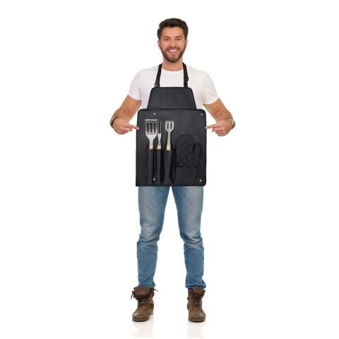 5-delige barbecueset met een schop (36,5 x 7 cm), vork (36,5 x 2 cm), tang (36,5 x 5 cm), handschoen (25 x 16 cm) en een schort inclusief etui (42 x 60 cm). De handgrepen zijn gemaakt van bamboe dat is ingekocht en geproduceerd volgens duurzame normen.
