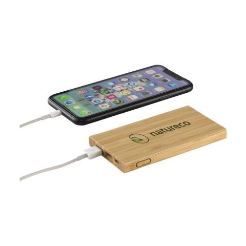 Kompakte Powerbank aus natürlichem FSC 100% zertifiziertem  Bambus mit eingebauter Lithium-Polymer-Batterie (4000 mAh). Lädt Smartphones einfach über den USB-Anschluss auf. Eingang 5V/2A (Typ-C und Micro-USB). Ausgang: 5V/2A. Mit Kontrollleuchten und Ein/Aus-Taste. Inklusive Ladekabel USB-C zu USB-C und Gebrauchsanweisung. Pro Stück in einer Verpackung.