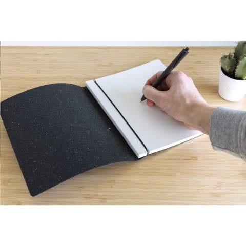 Carnet en format A5 avec une couverture réalisée à partir de déchets de cuir italien recyclés et de liants naturels. Un produit de la marque MADE out of. Le cuir recyclé est très solide, a un bel aspect mat et sent le cuir. La couche supérieure colorée est constituée d'un revêtement PU très fin à 100% à base d'eau. Ce carnet à fermeture élastique peut être reclassé (Réutiliser & Réduire). Fourni avec environ 120 feuilles / 240 pages de papier (90 g/m²). Le contenu est maintenu en place par une bande élastique. Fait main. Conception hollandaise. Fabriqué en Hollande.