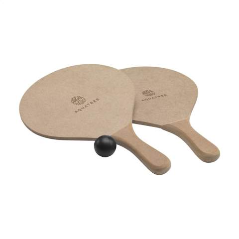 Ensemble de plage sportif : 2 raquettes en MDF brut et balle en caoutchouc. Chaque ensemble est livré dans un filet de rangement en maille de coton.