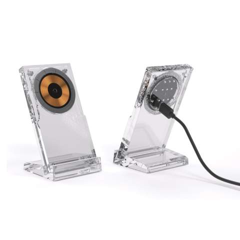 Laad je telefoon moeiteloos op met onze 15W standaard voor draadloos opladen, ontworpen voor alle telefoons die magnetisch draadloos opladen ondersteunen. Met krachtige magneten blijft je telefoon veilig op zijn plaats, of je hem nu verticaal of horizontaal plaatst - perfect voor telefoongesprekken, browsen of video's kijken. Gemaakt van eersteklas acryl is deze standaard niet alleen functioneel, maar ook een prachtig decoratief stuk. Personaliseer hem met levendige prints in full-color of maak er een unieke trofee van die jouw stijl weerspiegelt. De standaard wordt geleverd met een USB-C snellaadkabel van 120 cm, zodat je altijd verzekerd bent van naadloze connectiviteit en snel opladen. Upgrade je werkplek of huis met een oplader die vorm, functie en flair combineert! Verpakt in FSC-gecertificeerde kraft verpakking.<br /><br />WirelessCharging: true<br />PVC free: true