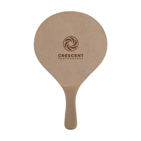 Ensemble de plage sportif : 2 raquettes en MDF brut et balle en caoutchouc. Chaque ensemble est livré dans un filet de rangement en maille de coton.