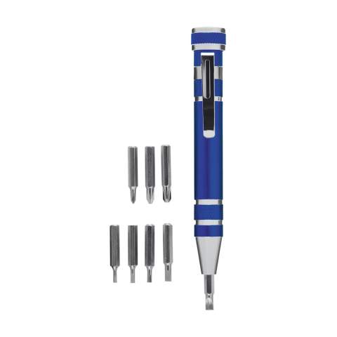 Tournevis en aluminium d'aspect métallique. Avec clip solide et 8 embouts: CRV1.5 - CRV2.0 - CRV3.0 - CRV3.5 - PH000 - PH0 - PH1 - PH2. Chaque article est fourni dans une boite individuelle en papier kraft marron.