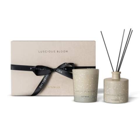 This Luscious Bloom set, consisting of a scented candle and a diffuser by Swedish brand Victoria, decorative fragrance diffusers with a delightfully floral and soothing scent. The set is packaged in a luxury gift box featuring a bow ribbon. The glass oil holder holds 50 ml and can last up to 3 weeks and the candle has 15 burning hours.