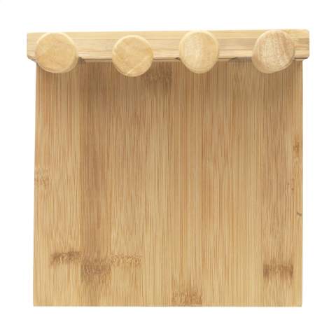Bamboe kaasplank met messenhouder voorzien van een magneetstrip. Incl. 3 kaasmessen en 1 kaasprikker. Per set in doos.