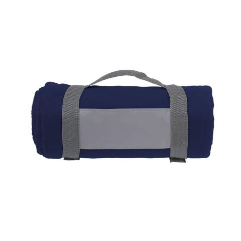 Plaid en 100% polaire (180 g/m²). Fourni avec une boucle de transport pratique. Dimensions déplié 150 x 120 cm.
