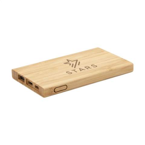 Kompakte Powerbank aus natürlichem FSC 100% zertifiziertem  Bambus mit eingebauter Lithium-Polymer-Batterie (4000 mAh). Lädt Smartphones einfach über den USB-Anschluss auf. Eingang 5V/2A (Typ-C und Micro-USB). Ausgang: 5V/2A. Mit Kontrollleuchten und Ein/Aus-Taste. Inklusive Ladekabel USB-C zu USB-C und Gebrauchsanweisung. Pro Stück in einer Verpackung.