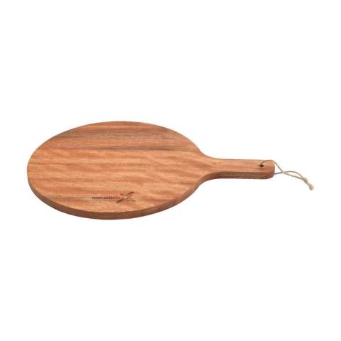 Belle et spacieuse planche de service Wooosh en bois d'acacia certifié FSC 100%, un bois robuste à l'aspect chaleureux. Les marques naturelles, le grain fin et les nuances de couleurs variées rendent chaque planche unique. La planche a été soigneusement traitée avec une huile végétale de soja et est naturellement hygiénique grâce aux propriétés bactéricides du bois d'acacia. La forme ronde et la poignée confèrent à la planche un aspect traditionnel, tandis que la ficelle ajoute un détail pratique et décoratif. Idéal pour présenter avec style des collations, des fromages, des pizzas ou pour un repas convivial à plusieurs. Idéal pour présenter avec style des amuse-bouches, des fromages, des pizzas ou pour un repas convivial à plusieurs. Emballage par pièce.