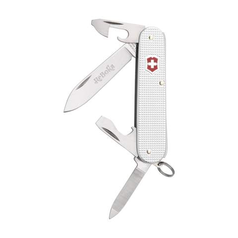 Couteau Suisse original de la marque Victorinox avec poignée en Alox robuste et de haute qualité. Les poignées résistantes à la rouille sont en aluminium perforé pour une meilleure adhérence. Le couteau est doté de plaques intermédiaires en aluminium anodisé dur et des outils en acier recyclé à 100%. 4 pièces avec 9 fonctions: grand couteau, ouvre-boîte avec petit tournevis 3 mm, décapsuleur avec grand tournevis 6 mm, pince à dénuder, lime à ongles, outil de nettoyage des ongles, porte-clés. Comprend un mode d'emploi et une garantie à vie contre les défauts de matériaux et de fabrication. Victorinox est le symbole mondial de qualité, fiabilité, fonctionnalité et perfection. Attention, la législation en vigueur s'applique concernant la possession et / ou le transport de couteaux ou d'outils multifonctions en public. Par pièce dans une boîte.