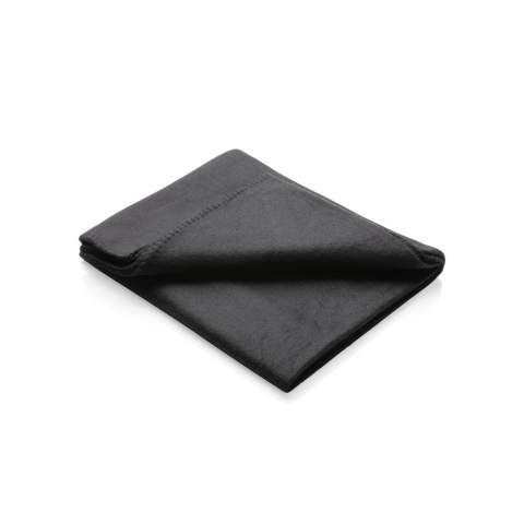 Cuddle up to this cozy soft blanket. Easy to bring anywhere with you thanks to the handy drawstring pouch that is included. The blanket is made of 160gsm fleece material. When unfolded the blanket measures L150xW120cm.