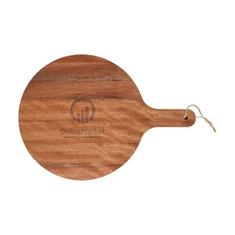 Belle et spacieuse planche de service Wooosh en bois d'acacia certifié FSC 100%, un bois robuste à l'aspect chaleureux. Les marques naturelles, le grain fin et les nuances de couleurs variées rendent chaque planche unique. La planche a été soigneusement traitée avec une huile végétale de soja et est naturellement hygiénique grâce aux propriétés bactéricides du bois d'acacia. La forme ronde et la poignée confèrent à la planche un aspect traditionnel, tandis que la ficelle ajoute un détail pratique et décoratif. Idéal pour présenter avec style des collations, des fromages, des pizzas ou pour un repas convivial à plusieurs. Idéal pour présenter avec style des amuse-bouches, des fromages, des pizzas ou pour un repas convivial à plusieurs. Emballage par pièce.
