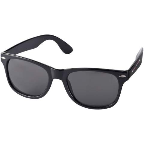 These retro-designed sunglasses are the ideal promotional giveaway during summer festivals, events or other sunny outdoor activities. This eyewear conforms to EN ISO 12312-1, has UV400 lenses which are rated as Category 3, making it the perfect choice for protection against bright sunlight. Thanks to the PC plastic material, the sunglasses are lightweight and comfortable to wear.