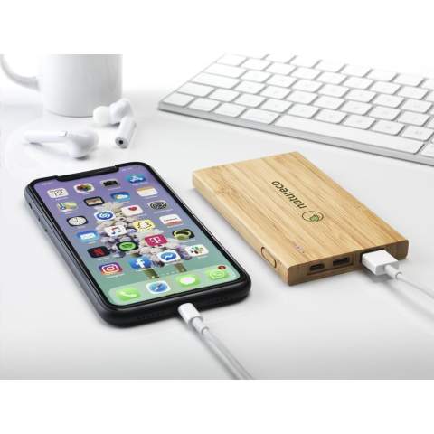 Kompakte Powerbank aus natürlichem FSC 100% zertifiziertem  Bambus mit eingebauter Lithium-Polymer-Batterie (4000 mAh). Lädt Smartphones einfach über den USB-Anschluss auf. Eingang 5V/2A (Typ-C und Micro-USB). Ausgang: 5V/2A. Mit Kontrollleuchten und Ein/Aus-Taste. Inklusive Ladekabel USB-C zu USB-C und Gebrauchsanweisung. Pro Stück in einer Verpackung.