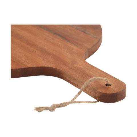 Belle et spacieuse planche de service Wooosh en bois d'acacia certifié FSC 100%, un bois robuste à l'aspect chaleureux. Les marques naturelles, le grain fin et les nuances de couleurs variées rendent chaque planche unique. La planche a été soigneusement traitée avec une huile végétale de soja et est naturellement hygiénique grâce aux propriétés bactéricides du bois d'acacia. La forme ronde et la poignée confèrent à la planche un aspect traditionnel, tandis que la ficelle ajoute un détail pratique et décoratif. Idéal pour présenter avec style des collations, des fromages, des pizzas ou pour un repas convivial à plusieurs. Idéal pour présenter avec style des amuse-bouches, des fromages, des pizzas ou pour un repas convivial à plusieurs. Emballage par pièce.