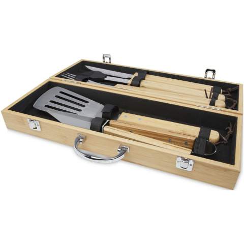 5-teiliges BBQ-Set aus Bambus mit Wender (40 x 9,5 cm), Zange (34,5 x 6 cm), Gabel (38,5 x 3 cm), Messer (38,5 x 3 cm) und Pinsel (38 x 4,3 cm). Das Set wird in einer Geschenkbox aus Bambus (46 x 16,2 x 7,4 cm) geliefert. Die Griffe und die Geschenkbox sind aus Bambus gefertigt, der nach nachhaltigen Normen beschafft und produziert wird.