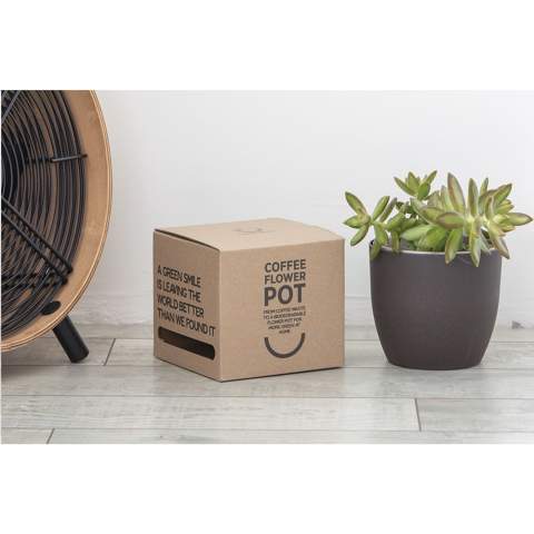 WoW! Dieser vollständig kompostierbare Blumentopf wird aus dem Kaffeesatz hergestellt, der bei der Zubereitung einer Tasse Kaffee anfällt. Er kann mit Ihrem Firmenlogo personalisiert werden und ist somit der perfekte Blumentopf, um ein wenig Grün in Ihr Büro zu bringen.      In den Niederlanden werden jährlich 120 Millionen Kilo Kaffeesatz produziert. Das Material auf Kaffeebasis ist eine Mischung aus gebrauchtem Kaffeesatz und einem Biopolymer. Das Biopolymer des Coffee Based Materials basiert auf recycelten Rohstoffen aus Kartoffel-, Getreide-, Wurzel- oder Samenmehl. Der gebrauchte Kaffeesatz ist ein Abfallstrom aus der Kaffeeindustrie oder der Büroumgebung. Hergestellt in Holland.  Da Kaffeesatz ein organisches Material ist, ist er natürlich biologisch abbaubar. Das Biopolymer ist außerdem biologisch abbaubar und entspricht der Norm EN13432 (Norm für die industrielle Kompostierung). Wird einzeln in einem Kraftkarton geliefert.