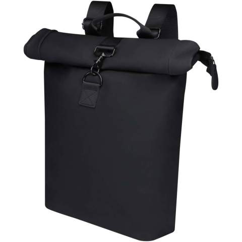Der Turner Rolltop-Rucksack besteht zu 51 % aus GRS-zertifiziertem, recyceltem Kunststoff und das Innenfutter ist aus 100 % GRS-zertifiziertem RPET. Der Rucksack verfügt über ein gepolstertes 15,6" Laptopfach, ein gepolstertes Tabletfach, einen internen Riemen zur Befestigung einer Wasserflasche und ein Reißverschlussfach für kleinere Gegenstände. Das Hauptfach ist mit einem Rolltop-Verschluss ausgestattet, der mit einer Schnalle sicher verschlossen werden kann. Ein Gepäckgurt auf der Rückseite ermöglicht die einfache Befestigung am Rollgepäck und macht die Tasche zu einem praktischen Reisebegleiter. Fassungsvermögen: 12 Liter.