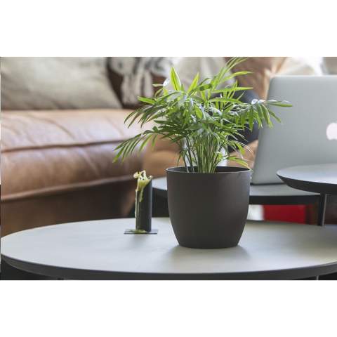 WoW! Dieser vollständig kompostierbare Blumentopf wird aus dem Kaffeesatz hergestellt, der bei der Zubereitung einer Tasse Kaffee anfällt. Er kann mit Ihrem Firmenlogo personalisiert werden und ist somit der perfekte Blumentopf, um ein wenig Grün in Ihr Büro zu bringen.      In den Niederlanden werden jährlich 120 Millionen Kilo Kaffeesatz produziert. Das Material auf Kaffeebasis ist eine Mischung aus gebrauchtem Kaffeesatz und einem Biopolymer. Das Biopolymer des Coffee Based Materials basiert auf recycelten Rohstoffen aus Kartoffel-, Getreide-, Wurzel- oder Samenmehl. Der gebrauchte Kaffeesatz ist ein Abfallstrom aus der Kaffeeindustrie oder der Büroumgebung. Hergestellt in Holland.  Da Kaffeesatz ein organisches Material ist, ist er natürlich biologisch abbaubar. Das Biopolymer ist außerdem biologisch abbaubar und entspricht der Norm EN13432 (Norm für die industrielle Kompostierung). Wird einzeln in einem Kraftkarton geliefert.