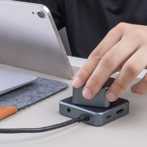 Geen compromissen hier! Onze hub is gemaakt van gerecycled aluminium, draait stressvrij, ondersteunt het opladen van laptops tot 100 W PD en heeft meerdere poorten: 2 USB-A, 2 USB-C, HDMI en een audiopoort. Verhoog uw connectiviteit op duurzame wijze!
