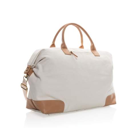 Sac weekend en toile composé de 60% coton recyclé et 40% polyester recyclé avec doublure en polyester recyclé 150D. Avec un compartiment spacieux, poche avant et poignées PU. Le dessous du sac comporte 4 clous en laiton pour garder votre sac propre lorsqu'il est sur le sol. Le traceur AWARE™ qui prouve l'utilisation authentique de la toile recyclée. 2% de chaque vente de produit Impact vendu sera versée en don à Water.org.<br /><br />PVC free: true