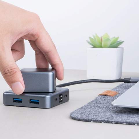Geen compromissen hier! Onze hub is gemaakt van gerecycled aluminium, draait stressvrij, ondersteunt het opladen van laptops tot 100 W PD en heeft meerdere poorten: 2 USB-A, 2 USB-C, HDMI en een audiopoort. Verhoog uw connectiviteit op duurzame wijze!