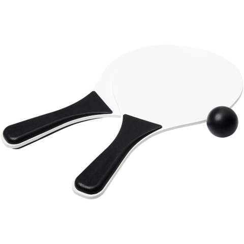 Immer Spaß mit diesem Strandspiel-Set, das in einer Vielzahl von Farben angeboten wird. Dieses strapazierfähige Strandspiel-Set ist aus MDF-Holz mit farbigem PP-Griff gefertigt. Zusammen mit einem weichen Ball in gleicher Farbe in einer Netzpackung für einfachen Transport zu einem lustigen Strandtag verpackt. Achtung! Nicht für Kinder unter drei Jahren geeignet. Verschluckbare kleine Kugeln, Erstickungsgefahr.