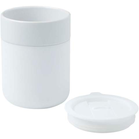 The Java single wall ceramic tumbler has a simple and practical design for everyday use and features a silicone wrap for a comfortable grip. Spill-proof lid. Volume capacity: 330 ml.