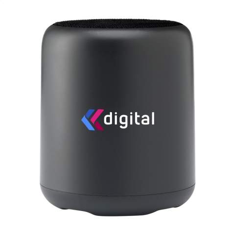 Enceinte Bluetooth sans fil avec boîtier en plastiques ABS et RPET recyclés. Disposant du Bluetooth version 5.1 et d'une puissance de 5W, cette enceinte produit un son clair et puissant. Une fois chargée, la batterie au lithium intégrée de 1200 mAh offre un temps de lecture allant jusqu'à 6 heures (à un volume de 75 %). Portée sans fil jusqu'à 10 mètres. Puissance de 300 mAh/3,7 V. Facile à utiliser et compatible avec les smartphones et tablettes les plus courants. Comprend un câble de charge USB-C en TPE recyclé et un mode d'emploi. Certifié RCS. Matière recyclée totale : 35%. Par pièce dans une boîte.
