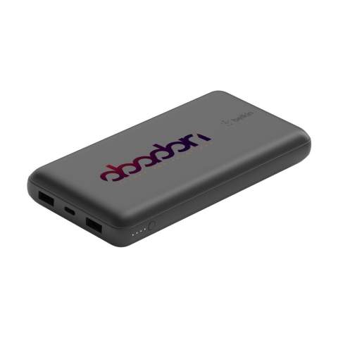 Powerbank 20.000mAh van het merk Belkin. Met een behuizing van gerecycled kunststof. Laad razendsnel een smartphone en andere apparaten op met een vermogen tot 15W via twee USB-A-poorten en één USB-C-poort. Deze powerbank biedt tot 78 uur extra batterijduur. Genoeg voor het kijken van films, het voeren van FaceTime-gesprekken en het gebruik van navigatie-apps. Met LED-indicatielampje. De powerbank voldoet aan de luchtvaartveiligheidsnormen, dus je mag hem in je handbagage meenemen. Inclusief USB-A/USB-C-kabel en gebruiksaanwijzing. 100% plasticvrije verpakking. Gemaakt van plastic dat na gebruik is gerecycled. Per stuk in doosje.