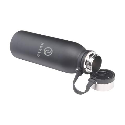 Dubbelwandige, vacuüm geïsoleerde, lekvrije RVS waterfles/thermosfles. De schroefdop is bevestigd aan een draaibare siliconen draaglus en blijft hangen als de fles geopend is. Zo heb je altijd een hand vrij. Geschikt voor het op temperatuur houden van koude of warme dranken. Niet vaatwasserbestendig. Inhoud 600 ml. Per stuk in kraft doos.