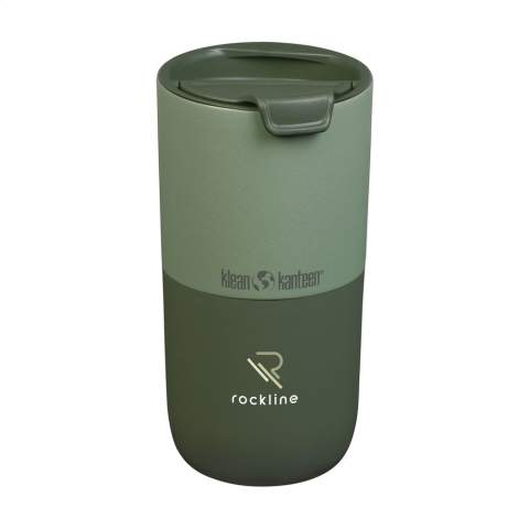 Doppelwandiger, stabiler Tumbler-Thermobecher. Aus der Rise-Kollektion der Marke Klean Kanteen. Ausgestattet mit Climate Lock™ Vakuumisolierung. Dieser hochwertige und handliche Trinkbecher ist aus zertifiziertem, zu 90% recyceltem 18/8-Edelstahl hergestellt. Versehen mit einer stoßfesten Klean Coat® Pulverbeschichtung. Der Flip Lid Deckel verhindert das Verschütten von Flüssigkeiten und der schlanke Rand sorgt für ein angenehmes Trinkgefühl beim Genießen von Kaffee, Tee, Cocktails oder anderen heißen oder kalten Getränken. Dieser Becher hält Getränke bis zu 6 Stunden heiß und 23 Stunden kalt. Einfach zu reinigen. Spülmaschinengeeignet. Um den Aufdruck zu erhalten, wird Waschen von Hand empfohlen. Geschmacks- und geruchsneutral. Frei von BPA, BPDS, Phthalaten, PVC und Schwermetallen. Dieser Becher sieht fantastisch aus. Fassungsvermögen: 473 ml.     Klean Kanteen ist Klimaneutral zertifiziert und Mitglied bei 1% For the Planet und unterstützt damit Umweltorganisationen.