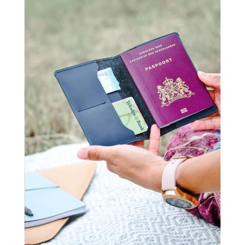 Protège passeport fabriqué à partir de déchets de cuir recyclés (provenant de cuir italien) et de liants naturels. Un produit de la marque MADE out of. Le cuir recyclé est très solide, a un bel aspect mat et sent le cuir. La couche supérieure colorée est constituée d'un revêtement PU très fin, de 100% à base d'eau. Un accessoire pour ranger un passeport en toute sécurité. Avec un espace additionnel pour 4 à 6 cartes et un compartiment supplémentaire pour les reçus ou les billets. Fait main. Conception hollandaise. Fabriqué en Hollande.