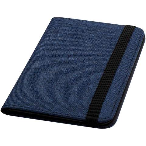 Le porte-passeport RFID Ross est fabriqué en polyester recyclé et est idéal pour les globe-trotteurs. Il comprend des poches dédiées au passeport, aux billets, aux cartes de crédit et autres objets. La fermeture élastique garde le contenu en sécurité.