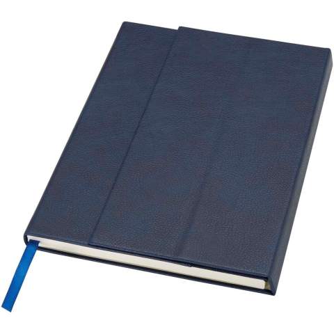 Het Alejandra A5 notitieboek met harde kaft is gemaakt van gerecycled PU-plastic en RPET, met 80 gelinieerde vellen crèmekleurig papier van 70 g/m² en heeft ook een lintmarkering en een accordeonvak.