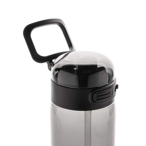 SipnLock – die ultimative Sportflasche für die Einhandbedienung. Mit einem einfachen Klick öffnet sich der Verschluss und gibt einen integrierten Strohhalm zum bequemen Trinken frei. Der sichere Verschluss sorgt dafür, dass der Deckel in Ihrer Tasche geschlossen bleibt, während der Tragegurt für zusätzlichen Komfort unterwegs sorgt. Hergestellt aus 55% RCS-zertifiziertem recyceltem PET, ist sie eine clevere und nachhaltige Wahl für einen aktiven Lebensstil. Nur Handwäsche. Kapazität: 800ml