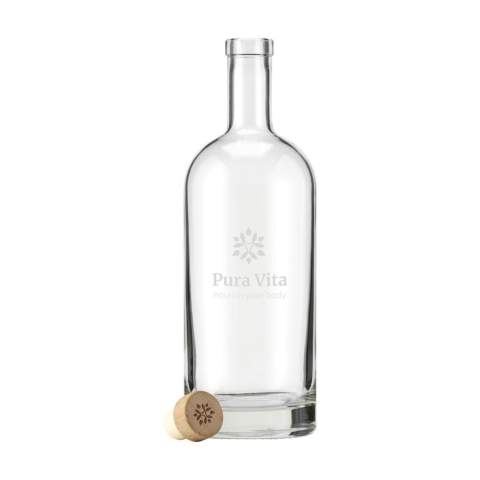 Stilvolle Wasserflasche aus Glas mit Holzkappe, die mit einem Kunststoffkorken und einem stabilen Boden ausgestattet ist. Das zeitlose Design macht diese Flasche ideal als Tischflasche und besonders geeignet für den Einsatz in der Gastronomie. Die Flasche ist spülmaschinengeeignet, der Verschluss mit Korken is nicht spülmaschinengeeignet. Um den Aufdruck zu erhalten, wird Handwäsche empfohlen. Fassungsvermögen 1L.