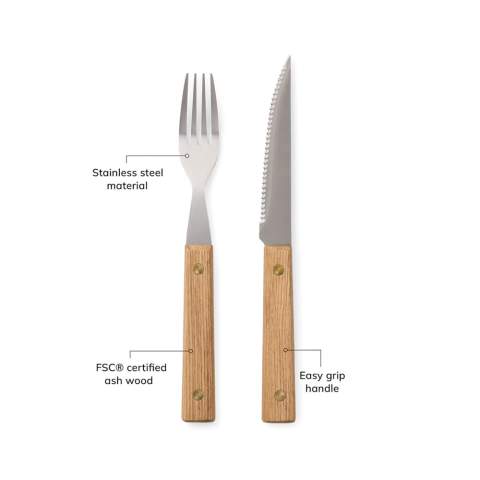 Dek de tafel met deze tijdloze 8-delige BBQ bestekset, ontworpen met Scandinavische eenvoud in gedachten. Gemaakt van FSC® gecertificeerd essenhout en roestvrij staal van hoge kwaliteit. Deze set bevat vier scherpe messen en vier vorken met een comfortabele grip. Deze set is niet alleen een plezier om te gebruiken, maar ook een stijlvolle toevoeging aan ieder diner.