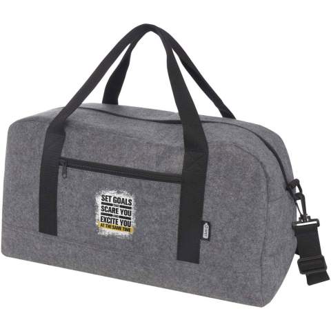 Multifunctionele duffel bag gemaakt van zacht en duurzaam hoogwaardig GRS gecertificeerd gerecycled vilt. Met een groot hoofdvak, een voorvak met rits, een zijvak, afneembare en verstelbare schouderbanden en comfortabele katoenen handgrepen om de tas op verschillende manieren te dragen. Uitgerust met kleine voetjes/noppen aan de onderkant van de tas, waardoor deze iets van de grond af staat. Zo komt er geen vuil of vocht in contact met de tas. Inhoud: 35 liter.