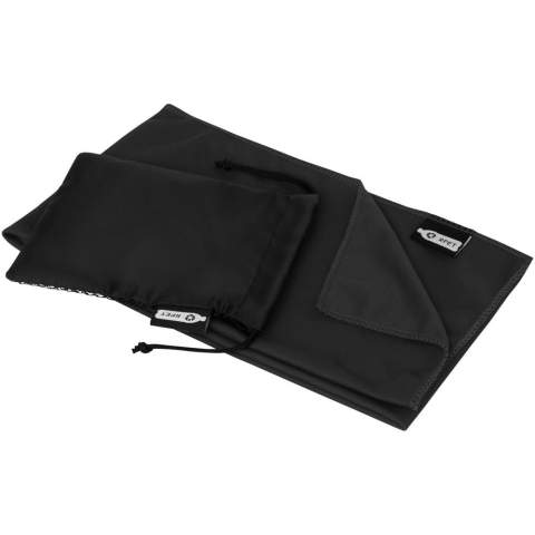 Schnell absorbierendes, schnell trocknendes und waschbares Kühlhandtuch aus recyceltem PET Kunststoff. Wird in einem kleinen Netzbeutel aus recyceltem PET Kunststoff mit Verschluss zum einfachen Transport geliefert. Große Werbeanbringungsfläche auf dem Etui (Größe 15 x 11,5 cm). Werbeanbringung auch auf dem Kühlhandtuch selbst möglich (Größe 80 x 30 cm).