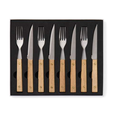 Dek de tafel met deze tijdloze 8-delige BBQ bestekset, ontworpen met Scandinavische eenvoud in gedachten. Gemaakt van FSC® gecertificeerd essenhout en roestvrij staal van hoge kwaliteit. Deze set bevat vier scherpe messen en vier vorken met een comfortabele grip. Deze set is niet alleen een plezier om te gebruiken, maar ook een stijlvolle toevoeging aan ieder diner.