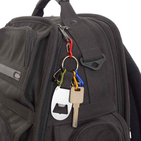 Flaschenöffner-Schlüsselanhänger aus recyceltem Aluminium mit 5 kleinen Karabinerhaken zur Organisation Ihrer Schlüssel. Ein praktisches und umweltfreundliches Accessoire für den täglichen Gebrauch.