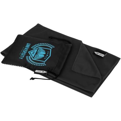 Schnell absorbierendes, schnell trocknendes und waschbares Kühlhandtuch aus recyceltem PET Kunststoff. Wird in einem kleinen Netzbeutel aus recyceltem PET Kunststoff mit Verschluss zum einfachen Transport geliefert. Große Werbeanbringungsfläche auf dem Etui (Größe 15 x 11,5 cm). Werbeanbringung auch auf dem Kühlhandtuch selbst möglich (Größe 80 x 30 cm).