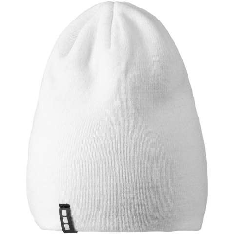 De Level beanie is gemaakt van een 1x1 rib breisel van acryl, en het dubbellaagse ontwerp zorgt voor extra isolatie op koude dagen. Het gemerkte luslabel voegt een vleugje verfijning toe. Of je nu de piste op gaat of door de stad slentert, blijf warm en modieus met de Level beanie.