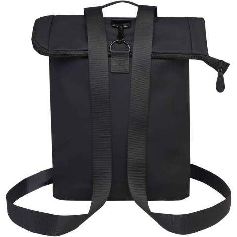 Der Turner Rolltop-Rucksack besteht zu 51 % aus GRS-zertifiziertem, recyceltem Kunststoff und das Innenfutter ist aus 100 % GRS-zertifiziertem RPET. Der Rucksack verfügt über ein gepolstertes 15,6" Laptopfach, ein gepolstertes Tabletfach, einen internen Riemen zur Befestigung einer Wasserflasche und ein Reißverschlussfach für kleinere Gegenstände. Das Hauptfach ist mit einem Rolltop-Verschluss ausgestattet, der mit einer Schnalle sicher verschlossen werden kann. Ein Gepäckgurt auf der Rückseite ermöglicht die einfache Befestigung am Rollgepäck und macht die Tasche zu einem praktischen Reisebegleiter. Fassungsvermögen: 12 Liter.