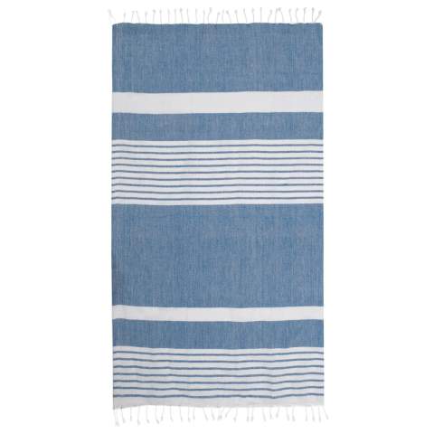 La grande serviette de hammam Ella de Sagaform est fabriquée en coton recyclé (70 %) et en polyester (30 %) finement tissés. Le motif caractéristique des rayures est typique de Sagaform. Elle sèche rapidement et est facile à suspendre. Peut également être utilisé comme couverture de pique-nique, nappe, mais tout aussi facile à emporter roulé à la plage, à la piscine ou dans votre sac d'entraînement. Emballé dans une belle pochette en carton..