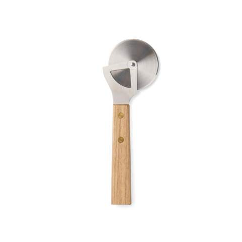 Dieser elegante Pizzaschneider im skandinavischen Design, aus FSC®-zertifiziertem Eschenholz und hochwertigem Edelstahl gefertigt, sorgt für präzises und müheloses Schneiden von Pizza oder anderen Gerichten, die saubere Scheiben erfordern. Sein stabiler Griff sorgt für einen angenehmen Halt und macht ihn zu einer praktischen Ergänzung in Ihrer Küche. Nur Handwäsche