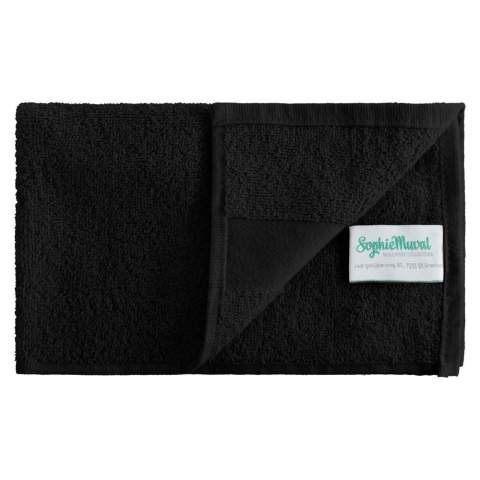Mit dem Sophie Muval Gästehandtuch fühlt sich jeder Gast bei Ihnen zuhause wohl! Das 50 x 30 cm große, Öko-Tex zertifizierte Handtuch aus 100% ringgesponnener Baumwolle mit 450 gr/m² ist nicht nur wunderbar flauschig und weich, sondern gleichzeitig auch nachhaltiger als viele andere Handtücher. Die 4 cm hohen Bordüre kann mit einem Stick oder Transferdruck nach Ihren Wünschen veredelt werden und auch ein Stick auf dem Handtuch selbst ist möglich! Dank der großen Farbauswahl ist bei diesem kuscheligen Handtuch für jeden was dabei, also wählen Sie Ihre Lieblingsfarbe und machen Sie diesen praktischen Artikel zu Ihrem personalisierten Prunkstück! 
