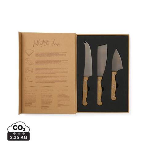 Onthul de rijke wereld van kaas met de Story of cheese set, elegant verpakt in een giftbox die lijkt op een klassiek boek. Deze set bevat een kaasmes met tanden, een cheddarkaasmes en een parmezaanse kaasmes. Allemaal gemaakt van roestvrij staal en acaciahout. De unieke verpakking beschermt niet alleen je gereedschap, maar vertelt ook een boeiend verhaal over kaas, waardoor het een perfect cadeau is voor elke gelegenheid. Deze set is ideaal voor kaasliefhebbers en combineert functionaliteit met een verhalend ontwerp, waardoor elke kaasproefervaring een gedenkwaardige reis wordt. De geschenkdoos is gemaakt van FSC® gecertificeerd papier.
